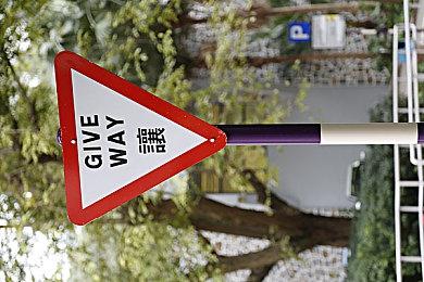 《湮灭之潮》新视频 格挡弹反闪避动作展示